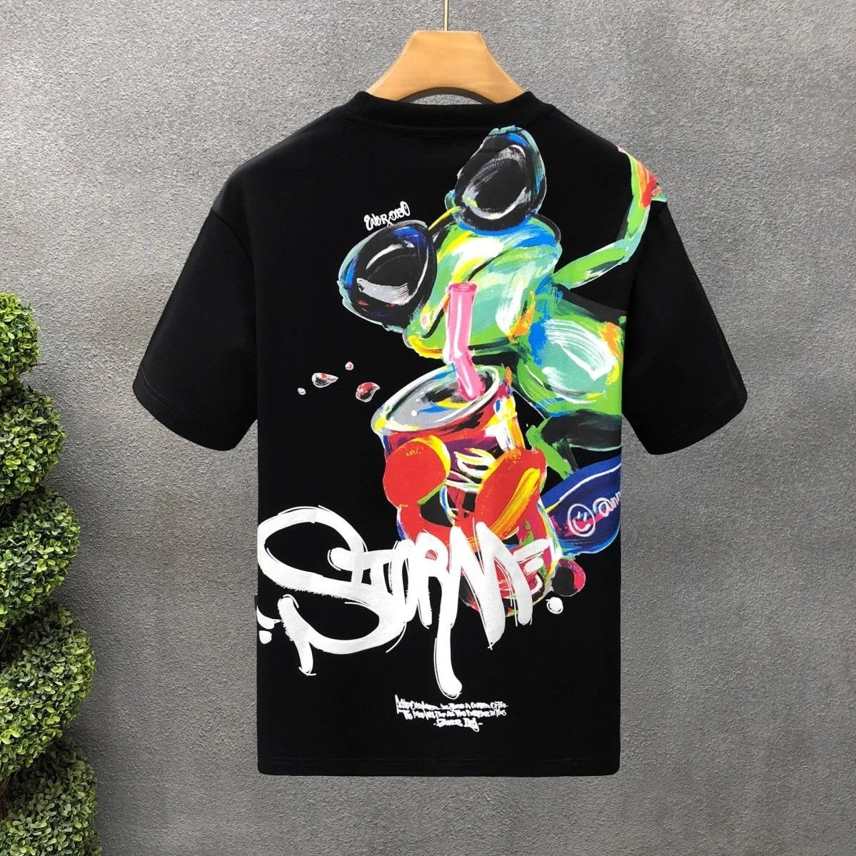 Men’s White Graffiti Frog Graphic T-Shirt: Short Sleeve Streetwear Top with Urban Art Design